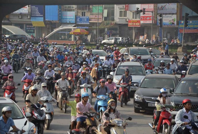 Giao thông ùn tắc vì rào chắn xây nhà ga ở Hà Nội Giao thông ùn tắc vì rào chắn xây nhà ga ở Hà Nội