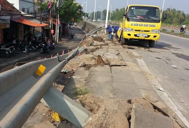 Mất lái, xe bồn chở bê tông cắm đầu xuống chân đê Chiếc xe bồn húc đổ một loạt hàng rào chắn đường.