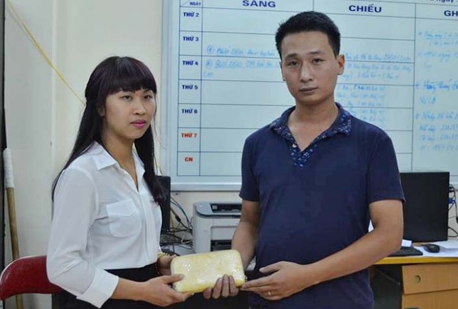 Thiếu úy CSGT trả lại 50 triệu đồng cho người đánh mất Chị Thúy xúc động nhận lại số tài sản đánh mất.