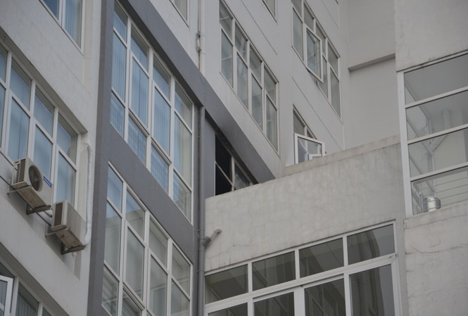 Cháy ở trường Bồi dưỡng cán bộ, học viên hốt hoảng bỏ chạy Cửa kính phòng tin học tầng 7 nơi xảy ra vụ hỏa hoạn.