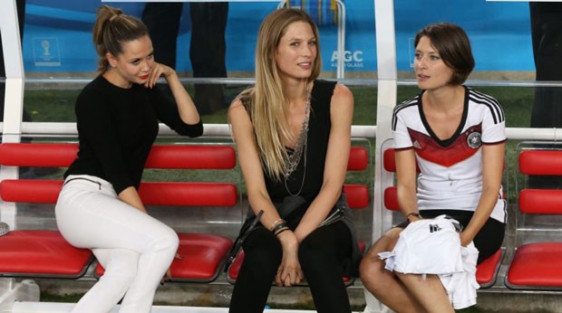 Hậu World Cup, sao tuyển Đức đua nhau bỏ bạn gái Bộ ba người đẹp Mandy Capristo, Sarah Brandner và Kathrin Gilch.