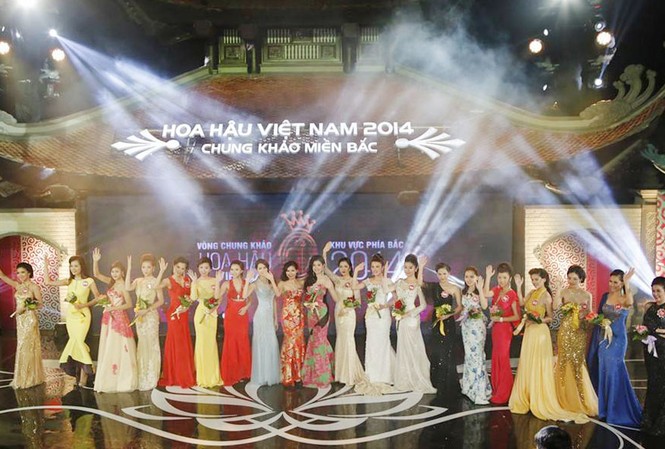 Thi câu hỏi ứng xử cho Hoa hậu Việt Nam 2014 20 thí sinh phía Bắc lọt vào Chung kết Hoa Hậu Việt Nam 2014. Ảnh: Như Ý.