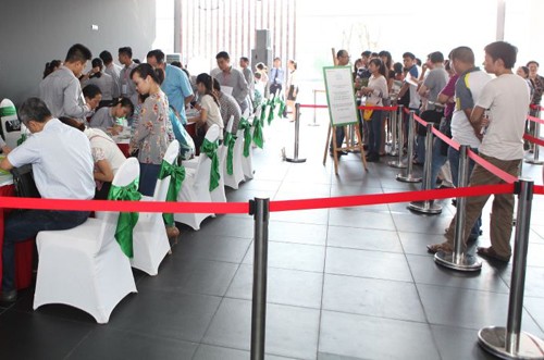 Xếp hàng mua chung cư: Hù nhau sốt ảo? Hiện tượng xếp hàng mua nhà tại một dự án.