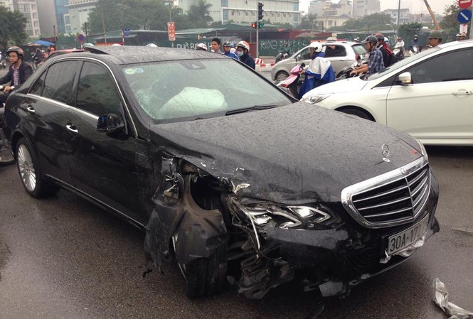 Mercedes gây tai nạn liên hoàn, 3 người bị thương Hiện trường vụ tai nạn. Nguồn: Otofun