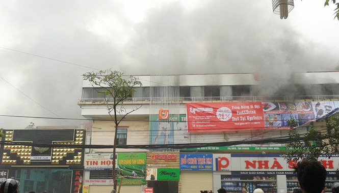Cháy lớn, khói đen nghi ngút bao trùm khu nhà ba tầng Đám cháy bùng cháy dữ dội tại khu nhà ba tầng nằm ở số 1 Nguyễn Quý Đức.