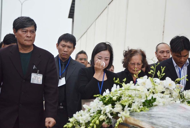 Di hài 3 nạn nhân người Việt vụ MH17 về đến Hà Nội Người nhà đón di hài nạn nhân trong vụ MH17. Ảnh: Thanh Hà.