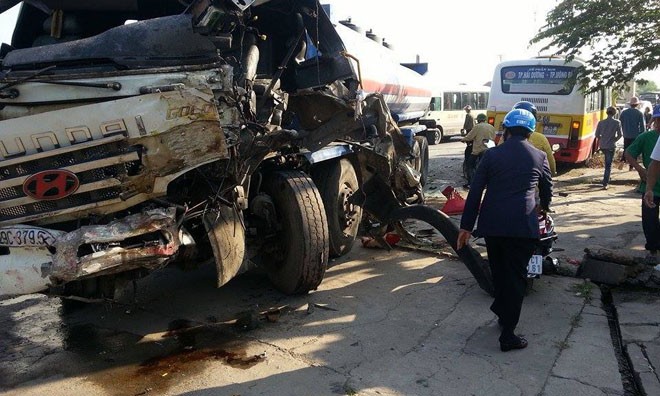 Xe bồn gây tai nạn liên hoàn, 8 người trọng thương Chiếc xe bồn nát vụn phần đầu sau khi va chạm với hai chiếc ô tô khác. Ảnh: Otofun.