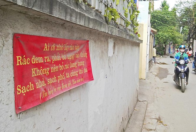 Thú vị những vần thơ trên tường khiến con người ở sạch Những vần thơ khuyên người dân vứt rác đúng chỗ, đúng giờ.