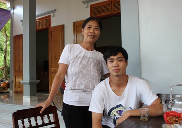 Công Phượng lo cho sức khỏe của bố mẹ Vụ lùm xùm ảnh hưởng đến sức khỏe bố mẹ Công Phượng.