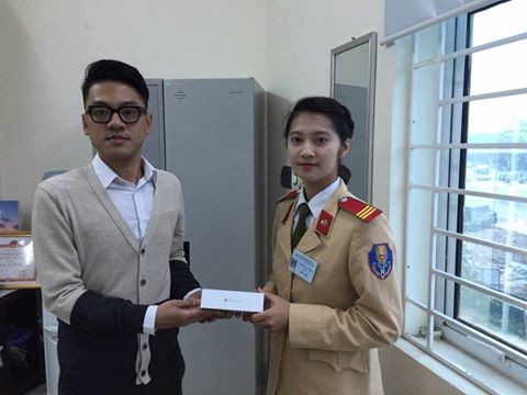 Nữ Thượng sĩ CSGT trả lại iPhone 6 nhặt được Anh Phạm Đăng Quang nhận lại tài sản của mình sau khi đánh mất.