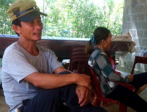 Gã phu trầm chữa bệnh bằng 'xương người' Nhiều bệnh nhân nghe tin đồn đã tìm đến chầu chực nhà thầy lang Vinh để mong được chữa bệnh.