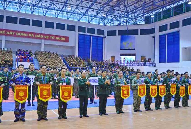 Khai mạc Hội thao Võ chiến đấu tay không toàn quân Thượng tướng Đỗ Bá Tỵ và Trung tướng Nguyễn Quốc Khánh trao cờ lưu niệm tặng các đoàn vận động viên.