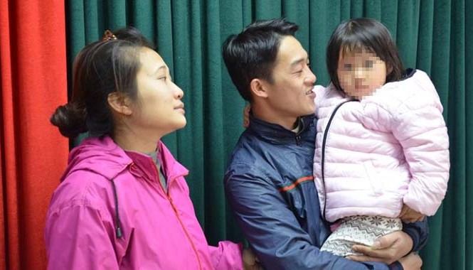 Bé gái 4 tuổi hồn nhiên kể đến nhà kẻ bắt cóc 'xem tivi' Sáng 15/12, hai vợ chồng chị Duyên đến cơ quan công an đón cháu Hằng về với gia đình.