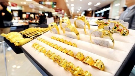 Đà giảm của vàng chững lại khi dầu có xu hướng tăng giá Đà giảm của vàng chững lại khi dầu có xu hướng tăng giá