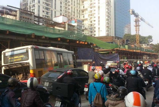 Hà Nội: Xe buýt mắc kẹt dưới hố ga sát nơi sập giàn giáo Đoạn đường tắc nghẽn sau khi chiếc xe buýt mắc kẹt.