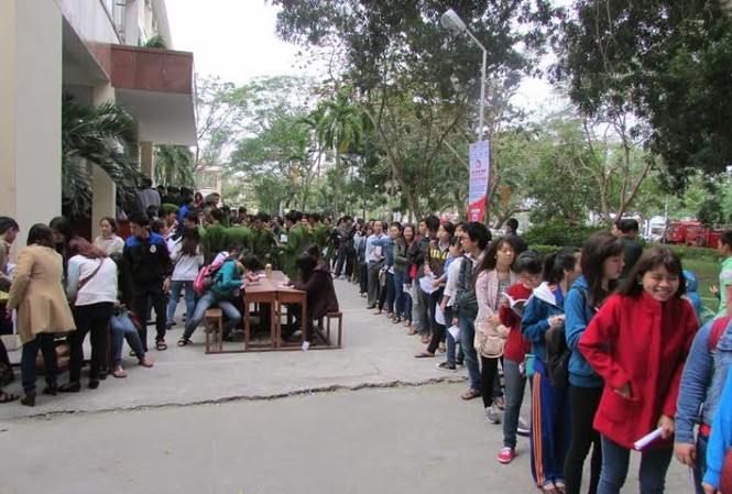 Nhờ người nhà đăng kí vì sợ bỏ lỡ Chủ Nhật Đỏ Hàng trăm đoàn viên rồng rắn xếp hàng đăng kí hiến máu.