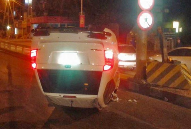 Hà Nội: Xế hộp cày ải dải phân cách, lật ngửa giữa đường Chiếc xe lật ngửa trên đường.