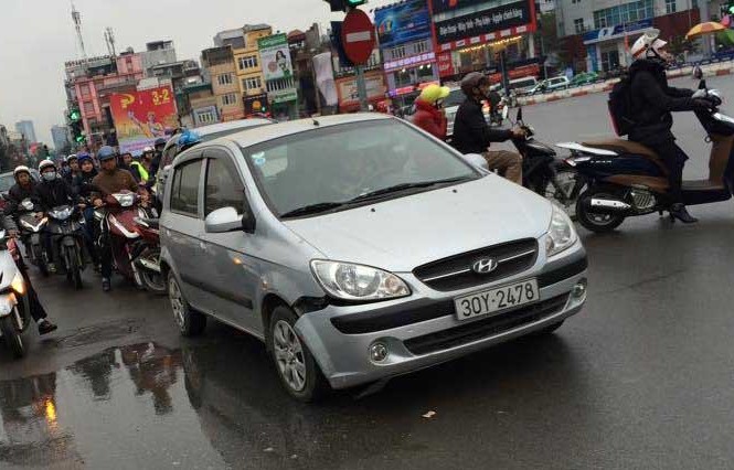 Bà bầu bị ô tô húc văng xuống đường giữa trời mưa rét Hiện trường vụ tai nạn.