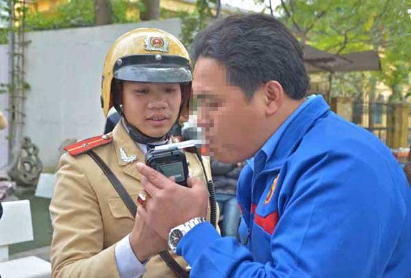 Hàng trăm “ma men” tiếp tục bị sờ gáy Lực lượng CSGT kiểm tra nồng độ cồn bằng máy đo. Ảnh: Thanh Hà.