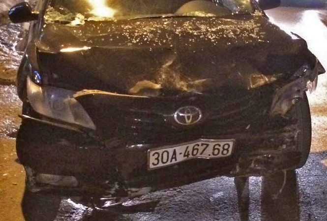 Xế hộp hất taxi bay lên vỉa hè phá hỏng cửa nhà dân Chiếc xe hư hỏng nặng phần đầu. Ảnh Otofun.