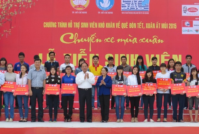Chuyến xe mùa xuân cho sinh viên khó khăn về quê đón tết Ban tổ chức tặng vé xe cho các bạn sinh viên.