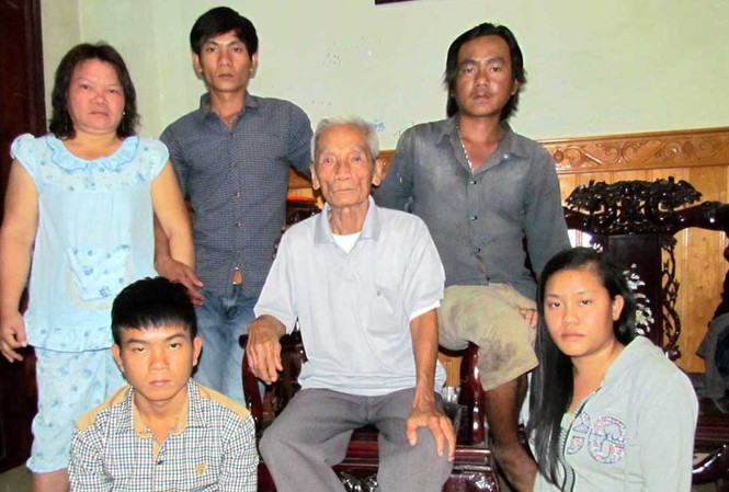Ông Huỳnh Văn Nén không được tại ngoại Cụ Truyện cùng bà Nguyễn Thị Cẩm, vợ ông Nén, 3 con trai và con dâu ông Nén mong ông Nén được tại ngoại, cả nhà đón một cái tết vui, sau 17 năm tủi cực.