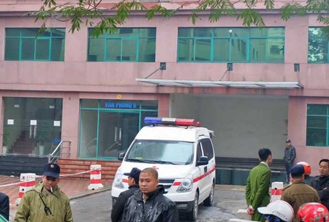 Rơi từ tòa nhà 17 tầng, người nước ngoài tử vong Nạn nhân được đưa đi khỏi hiện trường.