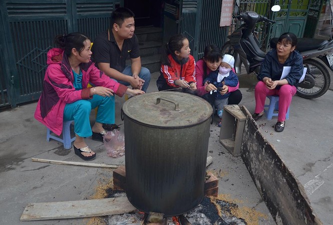 Người dân Thủ đô tất bật nổi lửa luộc bánh chưng đón Tết Còn vài ngày nữa mới đến Tết Nguyên đán, nhưng trên nhiều tuyến phố của Thủ đô người dân đã nổi lửa luộc những nồi bánh chưng lớn.