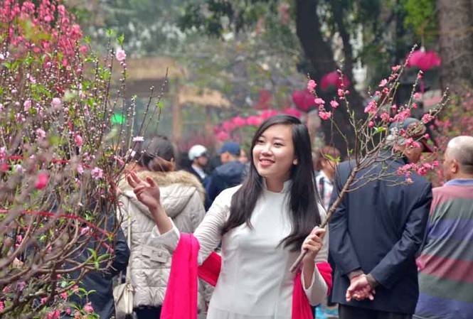Chen chân ở chợ hoa Hàng Lược tìm lại Tết xưa Đặc biệt chợ hoa Hàng Lược chỉ họp một lần duy nhất trong năm, bắt đầu từ 23 tháng Chạp cho đến tận ngày 30 và càng gần Tết thì càng đông.