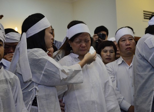 Xúc động bài thơ gửi ba của con gái ông Nguyễn Bá Thanh Con gái ông Nguyễn Bá Thanh lau nước mắt cho mẹ trong giờ truy điệu sáng 16/2.