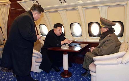 Ông Kim Jong-un dùng chuyên cơ thị sát 'dự án khổng lồ' Ông Kim Jong-un (giữa) nói chuyện với chủ nhiệm tổng cục chính trị quân đội Triều Tiên Hwang Pyong So (phải) trong chuyến thị sát (Ảnh: AFP).