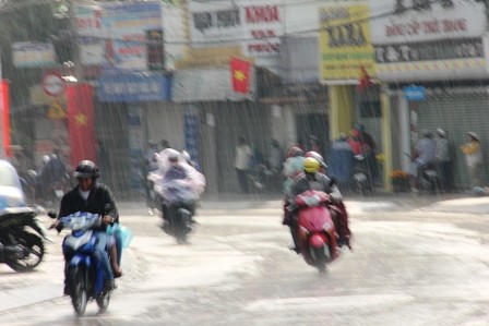 TP HCM bất ngờ xuất hiện mưa trái mùa chiều mùng 1 Tết Cơn mưa trái mùa khá lớn bất ngờ xuất hiện chiều mùng 1 Tết ở Sài Gòn khiến nhiều người đang du xuân bị ảnh hưởng.