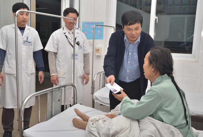 Chuyện về những người Các bác sỹ đến tận giường bệnh thăm và chúc Tết bệnh nhân đêm giao thừa. Ảnh: Thanh Hà