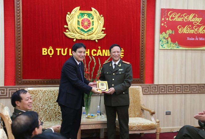 Trung ương Đoàn chúc Tết Bộ Tư lệnh Cảnh vệ Vào tối 18/2, đoàn công tác Trung ương Đoàn, do Bí thư thứ nhất T.Ư Đoàn Nguyễn Đắc Vinh dẫn đầu, đến thăm, chúc Tết các cán bộ, chiến sĩ Bộ tư lệnh Cảnh vệ.