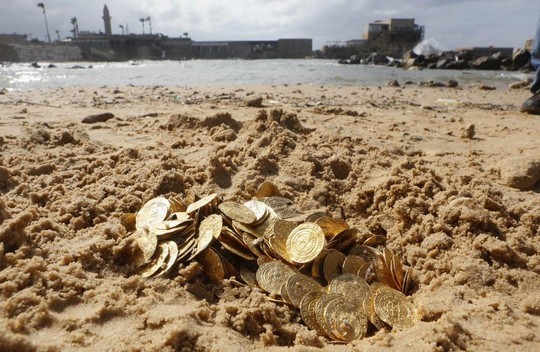 Phát hiện kho tiền vàng 1.000 năm tuổi ngoài khơi Israel Số xu vàng cổ tìm thấy ngoài khơi Caesarea, phía Bắc Tel Aviv - Israel được trưng bày hôm 18/2. Ảnh: Reuters