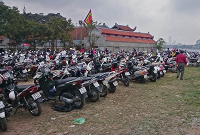 Hà Nội: Giá vé gửi xe tăng chóng mặt dịp Tết Các bãi gửi xe luôn chật kín trong dịp Tết.