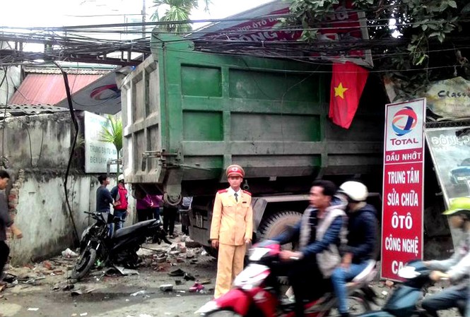 Xe chở rác gây tai nạn liên hoàn, đâm 'vỡ mặt' gara ôtô Hiện trường vụ việc. Ảnh: Lê Xuân Thành.