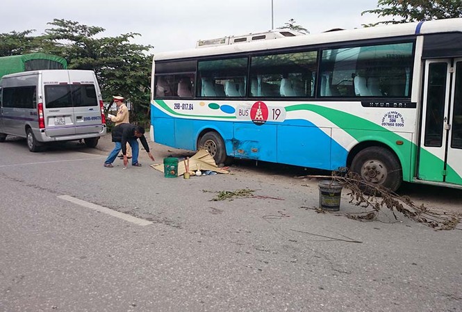 Thợ sửa xe chết thảm khi đang thay lốp ven đường Hiện trường vụ tai nạn. Ảnh: Thanh Hà.