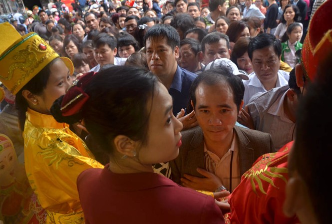 Đổ xô mua vàng ngày vía Thần Tài Dòng người đứng kín trước cửa hàng vàng Bảo Tín Minh Châu trên đường Trần Nhân Tông. Ảnh: Thanh Hà.