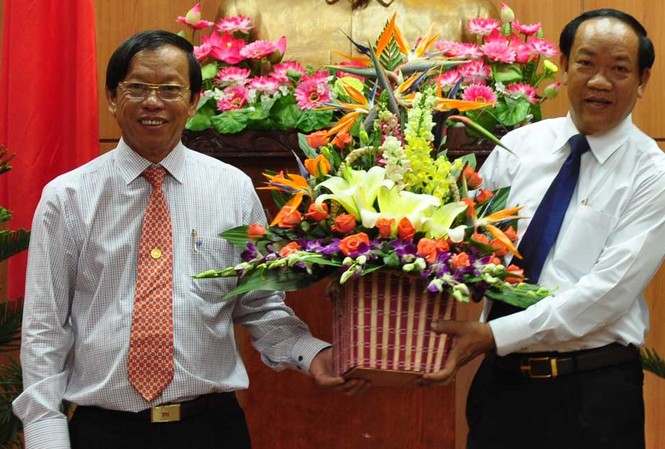 Ông Đinh Văn Thu được bầu làm chủ tịch tỉnh Quảng Nam Ông Lê Phước Thanh, Bí thư tỉnh ủy Quảng Nam tặng hoa chúc mừng ông Đinh Văn Thu tại hội nghị.