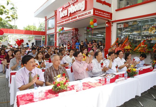 Nhà sách Tiền Phong Hải Phòng tròn 10 tuổi Các đại biểu dự lễ kỷ niệm sáng 10/5. Ảnh: Như Ý.