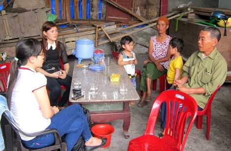 Nỗi đau xé lòng của người cha bệnh tật bị 'nghịch tử' đánh đập Ông Quốc, bà Phương chia sẻ nỗi đau gia đình với hàng xóm láng giềng.