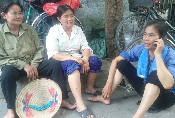 Bơ vơ sau vụ cháy ở khu nhà tạm hồ Linh Quang Nhiều người dân vẫn chưa biết đi đâu sau khi ngôi nhà trọ bị lửa thiêu rui. Ảnh: Thanh Hà.