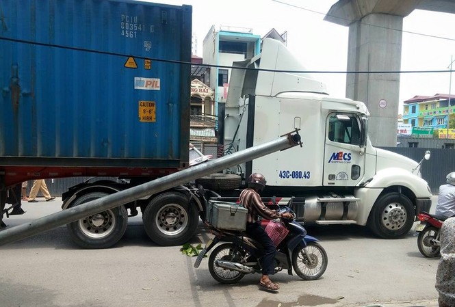 Xe container 'hạ gục' rào chắn công trình đường sắt trên cao Hiện trường vụ việc. Ảnh: Otofun.