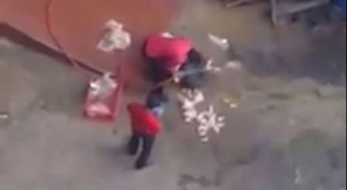 Cửa hàng KFC phải đóng cửa vì rửa gà trên nền bê tông Hai nhân viên bị bắt gặp rửa gà bằng vòi xịt nước trên nền bê tông. Ảnh: Metro.