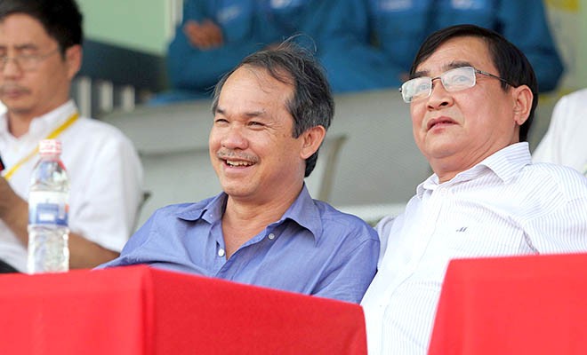 Bầu Đức bác tin đồn rời VFF và chuyện 'lục đục' nội bộ Bầu Đức (giữa) khẳng định ông vẫn đang làm rất tốt công việc ở VFF. Ảnh: VSI.