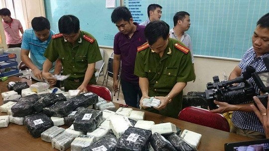 Kiểm tra xe container, phát hiện hơn 900 smartphone dưới gầm Kiểm tra số điện thoại lậu - Ảnh: Lao động.