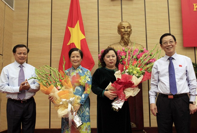 Hà Nội có Chủ tịch Hội đồng nhân dân mới Bà Nguyễn Thị Bích Ngọc (áo đen) là cán bộ được đào tạo cơ bản, am hiểu toàn diện các mặt công tác của thành phố.