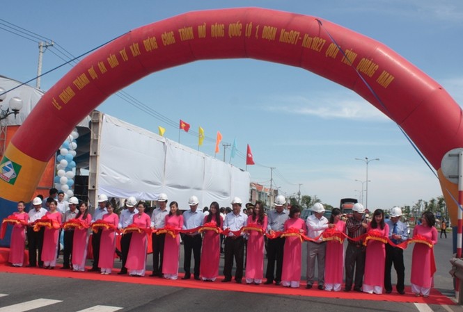 Khánh thành dự án mở rộng quốc lộ 1A qua Quảng Nam Cắt băng khánh thành Dự án mở rộng QL 1A Km987 – Km 1027.