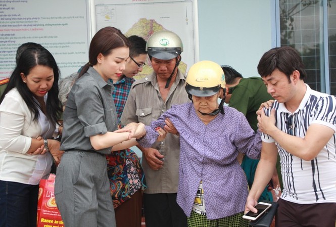 Tiền Phong mang niềm vui đến với bà con nghèo Tân Hòa Ca sĩ Trà Ngọc Hằng đã tham gia giúp đỡ người dân trong buổi khám bệnh.